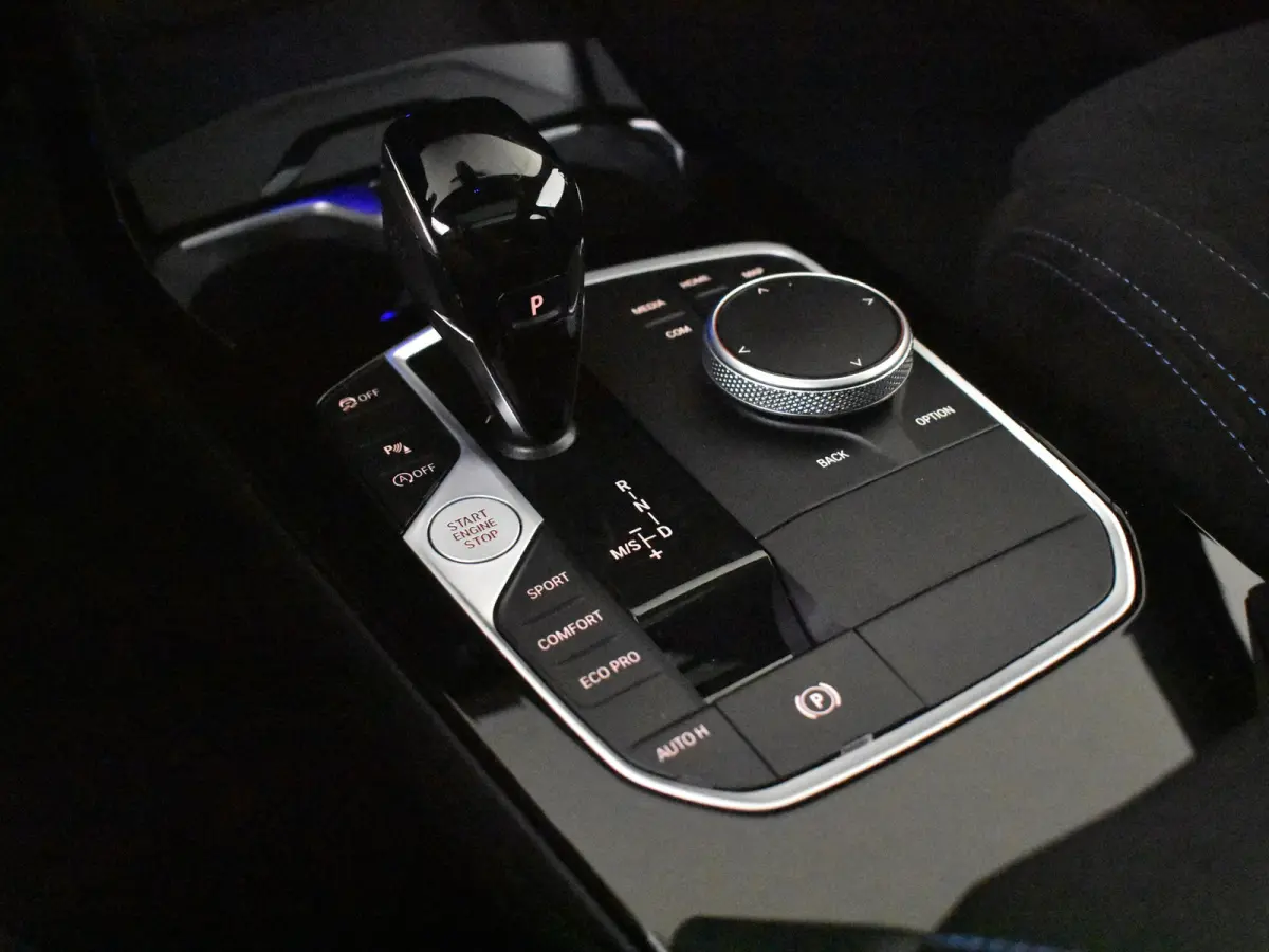 118i M-Sport Automaat l Suede Sportstoelen l LED Verlichting l Panoramadak l Navigatie l Parkeersensoren l Digital Dash l