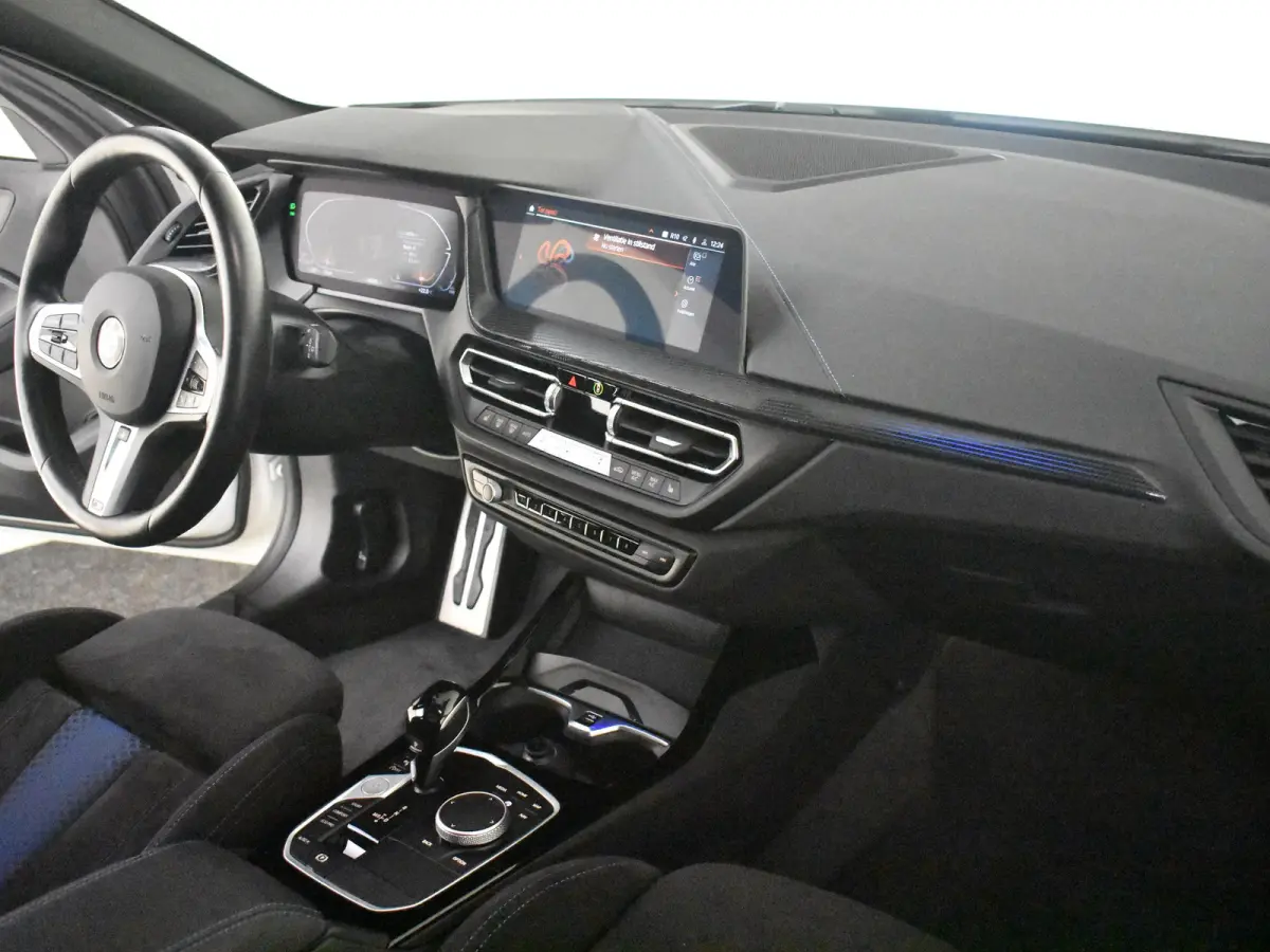118i M-Sport Automaat l Suede Sportstoelen l LED Verlichting l Panoramadak l Navigatie l Parkeersensoren l Digital Dash l
