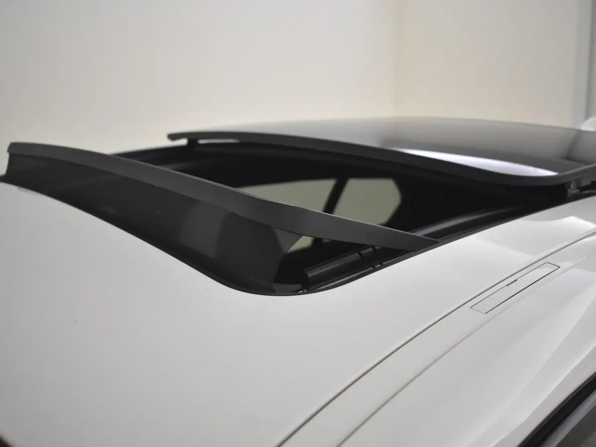 118i M-Sport Automaat l Suede Sportstoelen l LED Verlichting l Panoramadak l Navigatie l Parkeersensoren l Digital Dash l