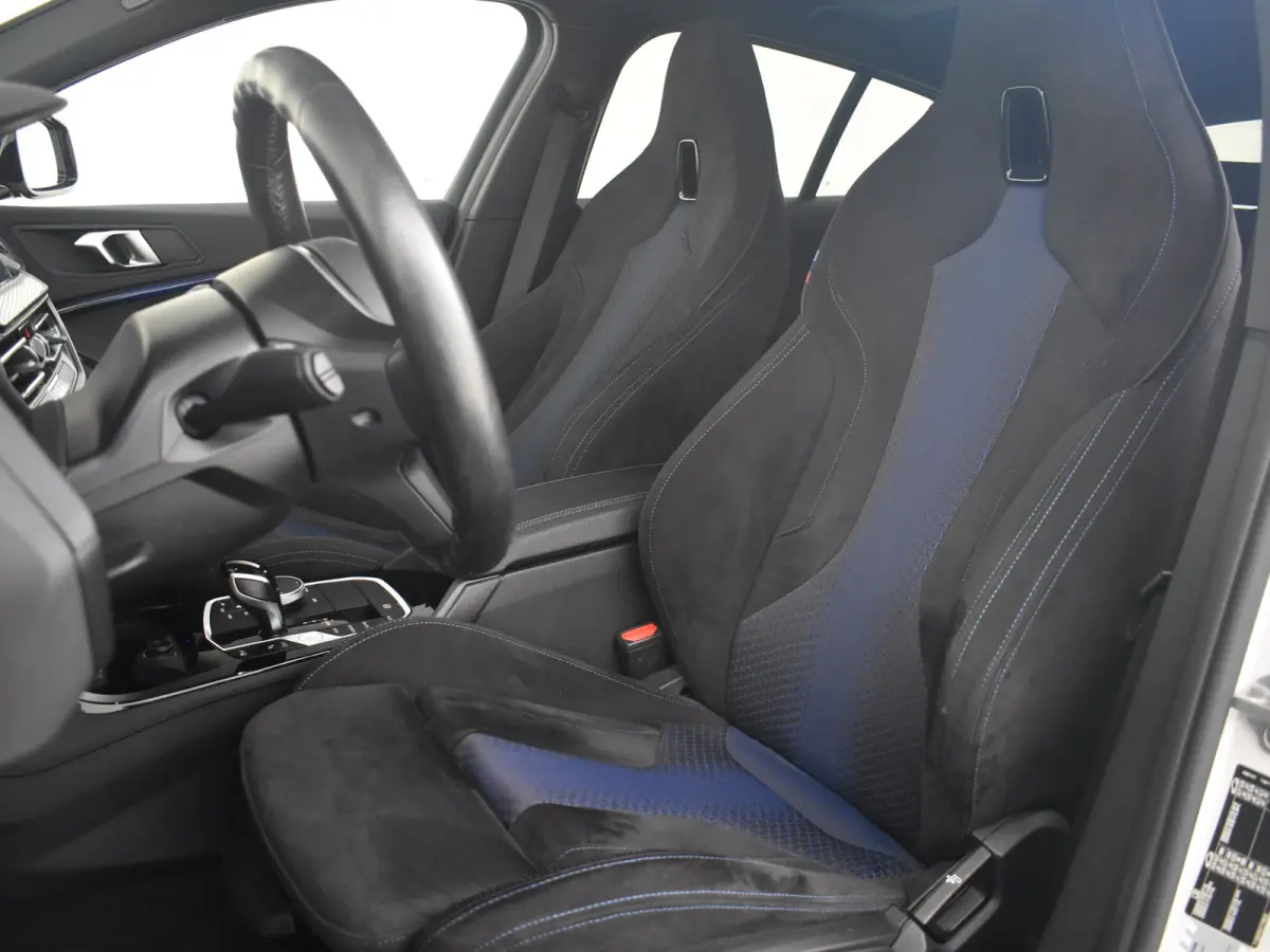 118i M-Sport Automaat l Suede Sportstoelen l LED Verlichting l Panoramadak l Navigatie l Parkeersensoren l Digital Dash l