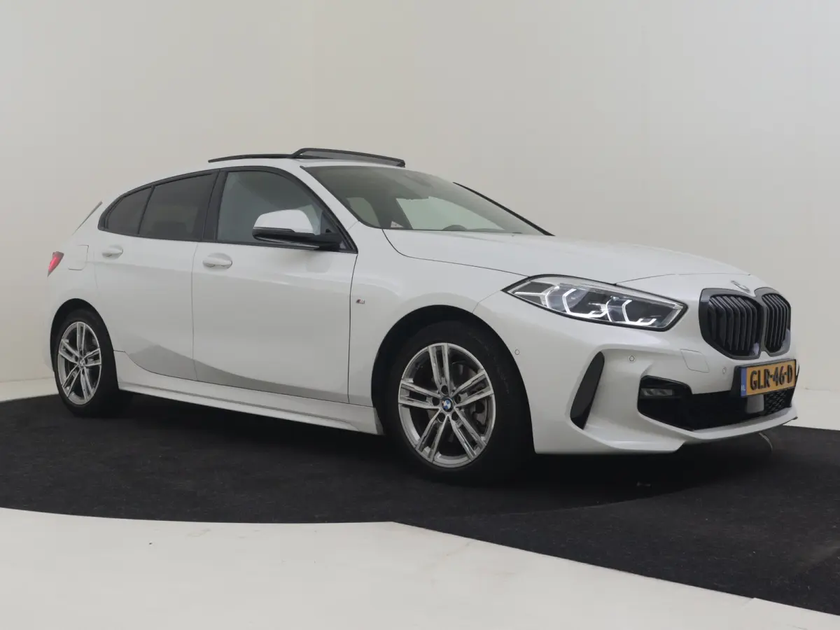 118i M-Sport Automaat l Suede Sportstoelen l LED Verlichting l Panoramadak l Navigatie l Parkeersensoren l Digital Dash l