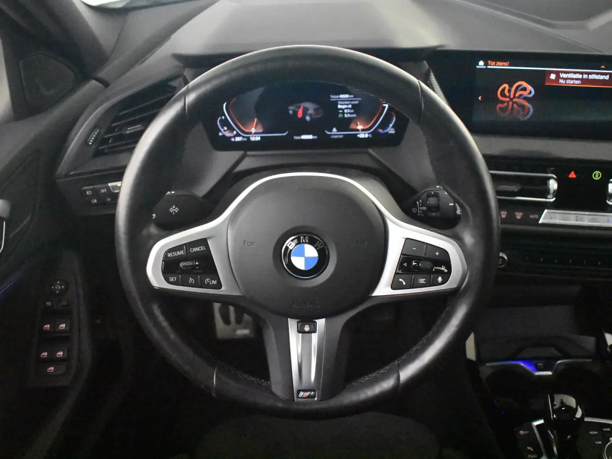 118i M-Sport Automaat l Suede Sportstoelen l LED Verlichting l Panoramadak l Navigatie l Parkeersensoren l Digital Dash l