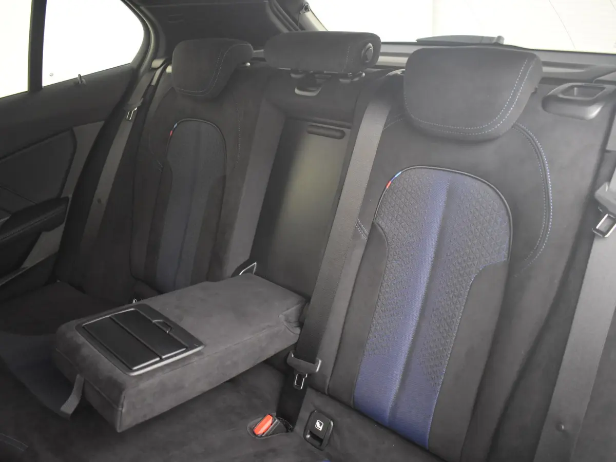 118i M-Sport Automaat l Suede Sportstoelen l LED Verlichting l Panoramadak l Navigatie l Parkeersensoren l Digital Dash l