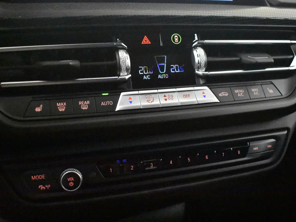 118i M-Sport Automaat l Suede Sportstoelen l LED Verlichting l Panoramadak l Navigatie l Parkeersensoren l Digital Dash l