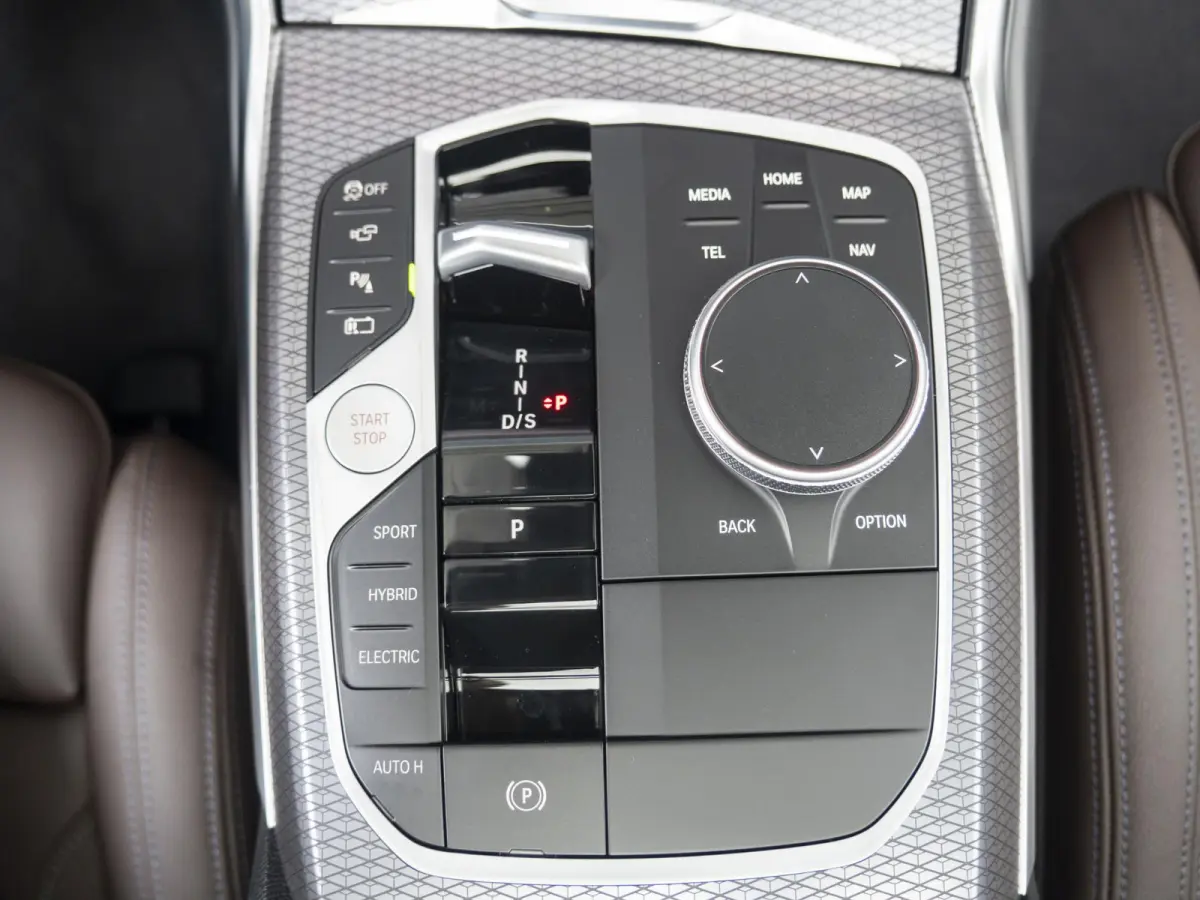 330e | M Sportpakket Pro | Driving Assistant Professional | Panoramadak | HIFI | 18 inch | Trekhaak