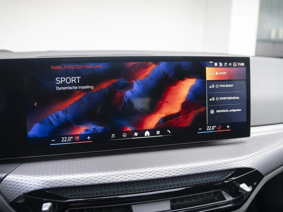 330e | M Sportpakket Pro | Driving Assistant Professional | Panoramadak | HIFI | 18 inch | Trekhaak