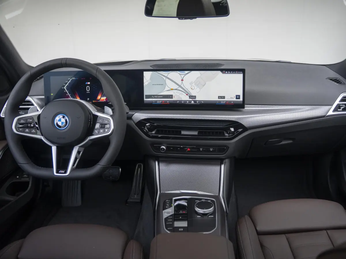 330e | M Sportpakket Pro | Driving Assistant Professional | Panoramadak | HIFI | 18 inch | Trekhaak