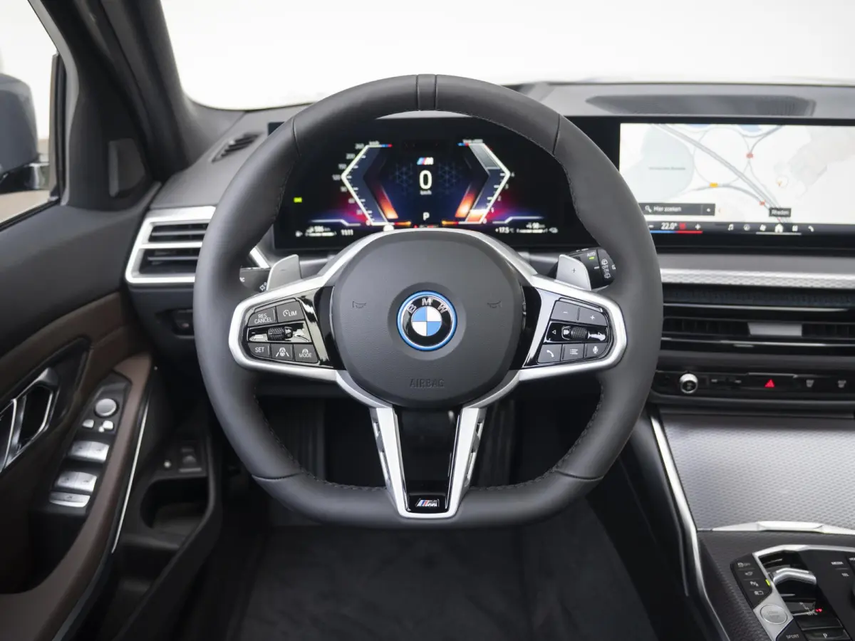 330e | M Sportpakket Pro | Driving Assistant Professional | Panoramadak | HIFI | 18 inch | Trekhaak