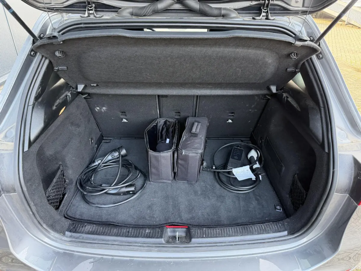 250 e 17"/Leder/Panoramadak/Matrix LED/Keyless/Stoelverwarming/Sfeerverlichting/Camera/PDC v+a/