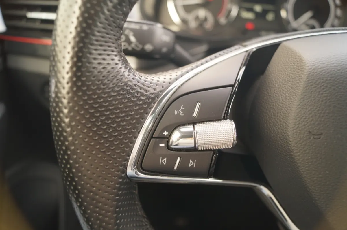 1.0 TSI 110pk Sport Business -NAVI-ECC-PDC-LED-