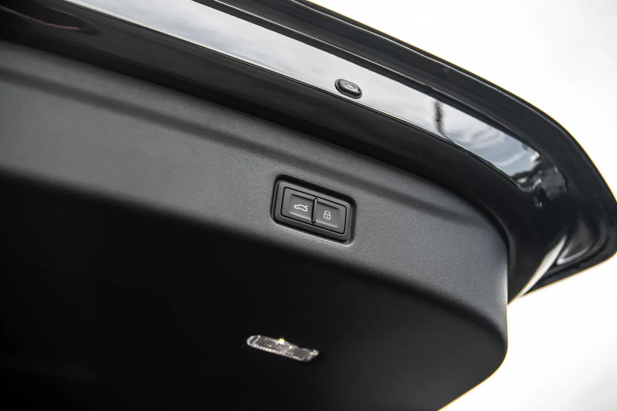 S edition | Adaptive air suspension | Adaptive cruise control | Audi sound system
