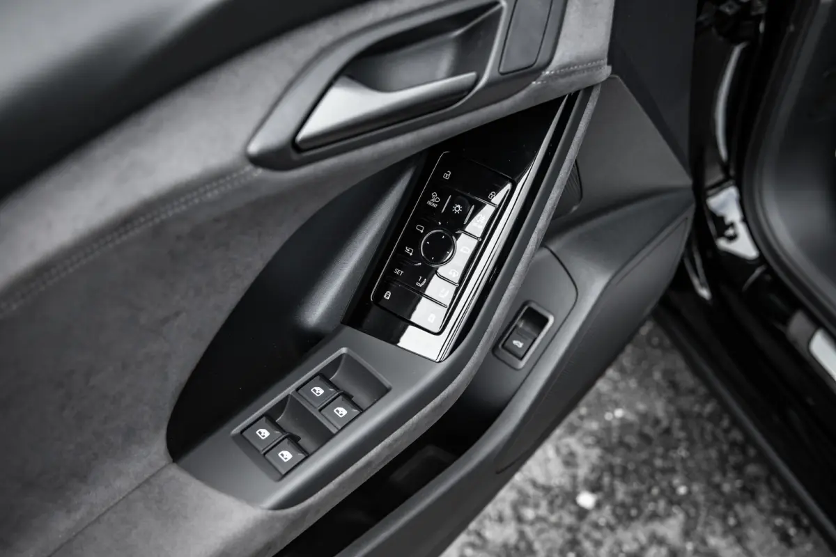 S edition | Adaptive air suspension | Adaptive cruise control | Audi sound system