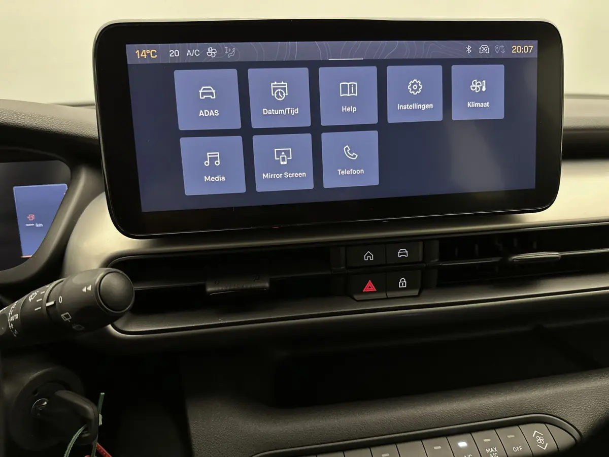 SUV Altitude 100 pk Automaat | Navigatie via Apple Carplay/Android Auto | Parkeersensoren Achter | LED Koplampen | Kunstlederen Bekleding | Volledig Digitaal Instrumentenpaneel | Climate Con