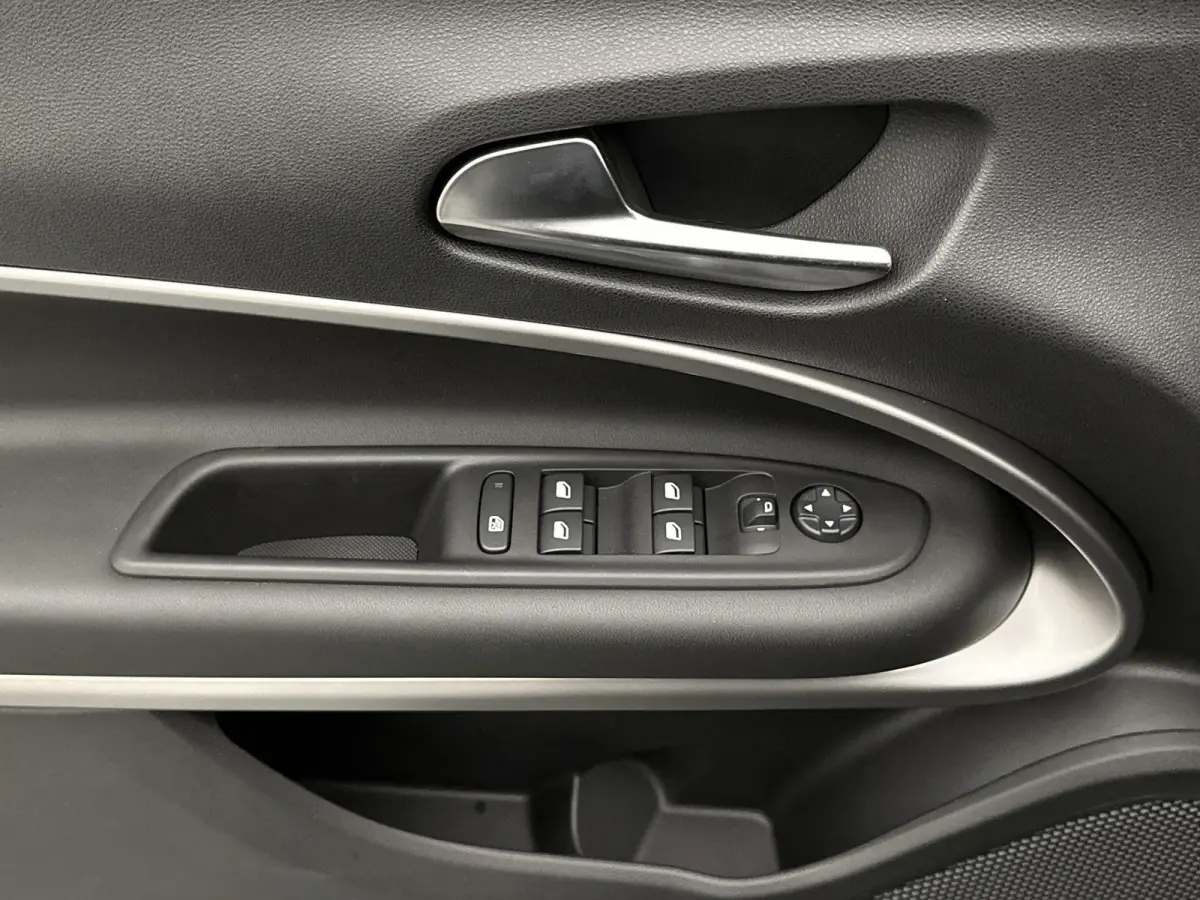 SUV Altitude 100 pk Automaat | Navigatie via Apple Carplay/Android Auto | Parkeersensoren Achter | LED Koplampen | Kunstlederen Bekleding | Volledig Digitaal Instrumentenpaneel | Climate Con