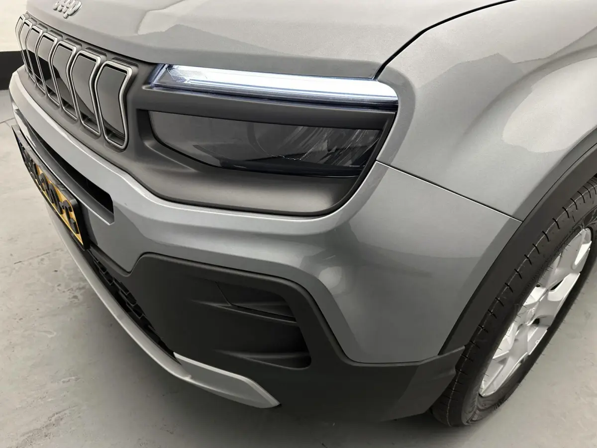 SUV Altitude 100 pk Automaat | Navigatie via Apple Carplay/Android Auto | Parkeersensoren Achter | LED Koplampen | Kunstlederen Bekleding | Volledig Digitaal Instrumentenpaneel | Climate Con