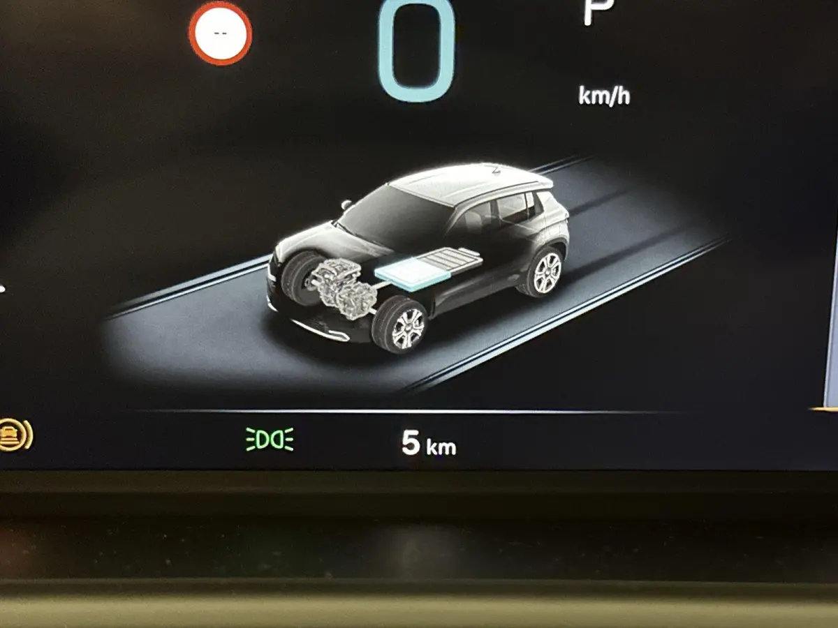 SUV Altitude 100 pk Automaat | Navigatie via Apple Carplay/Android Auto | Parkeersensoren Achter | LED Koplampen | Kunstlederen Bekleding | Volledig Digitaal Instrumentenpaneel | Climate Con