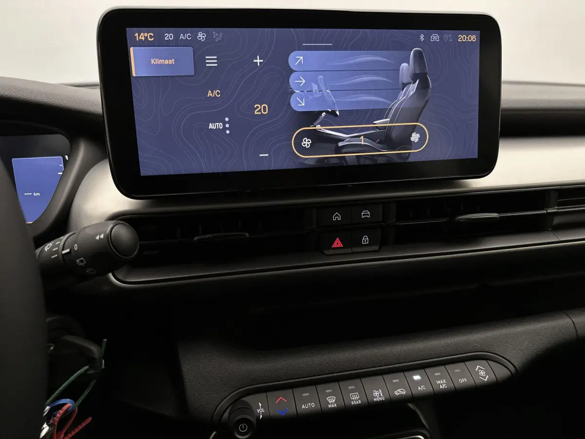 SUV Altitude 100 pk Automaat | Navigatie via Apple Carplay/Android Auto | Parkeersensoren Achter | LED Koplampen | Kunstlederen Bekleding | Volledig Digitaal Instrumentenpaneel | Climate Con