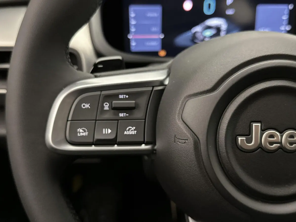 SUV Altitude 100 pk Automaat | Navigatie via Apple Carplay/Android Auto | Parkeersensoren Achter | LED Koplampen | Kunstlederen Bekleding | Volledig Digitaal Instrumentenpaneel | Climate Con