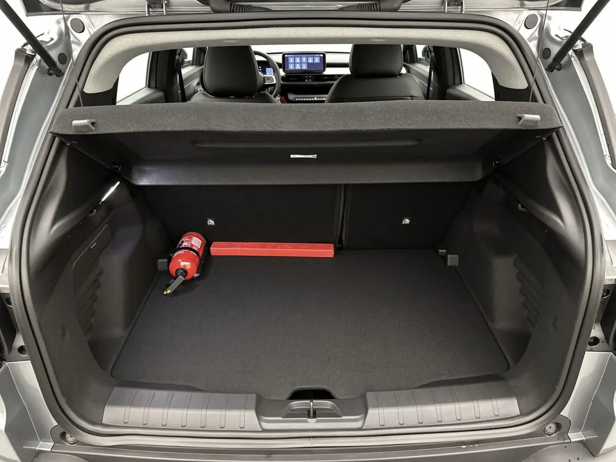 SUV Altitude 100 pk Automaat | Navigatie via Apple Carplay/Android Auto | Parkeersensoren Achter | LED Koplampen | Kunstlederen Bekleding | Volledig Digitaal Instrumentenpaneel | Climate Con