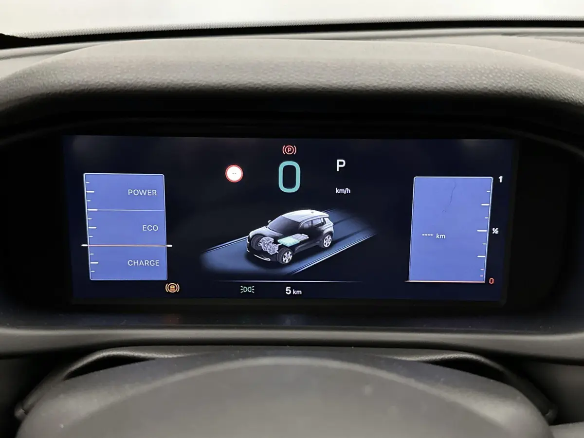 SUV Altitude 100 pk Automaat | Navigatie via Apple Carplay/Android Auto | Parkeersensoren Achter | LED Koplampen | Kunstlederen Bekleding | Volledig Digitaal Instrumentenpaneel | Climate Con