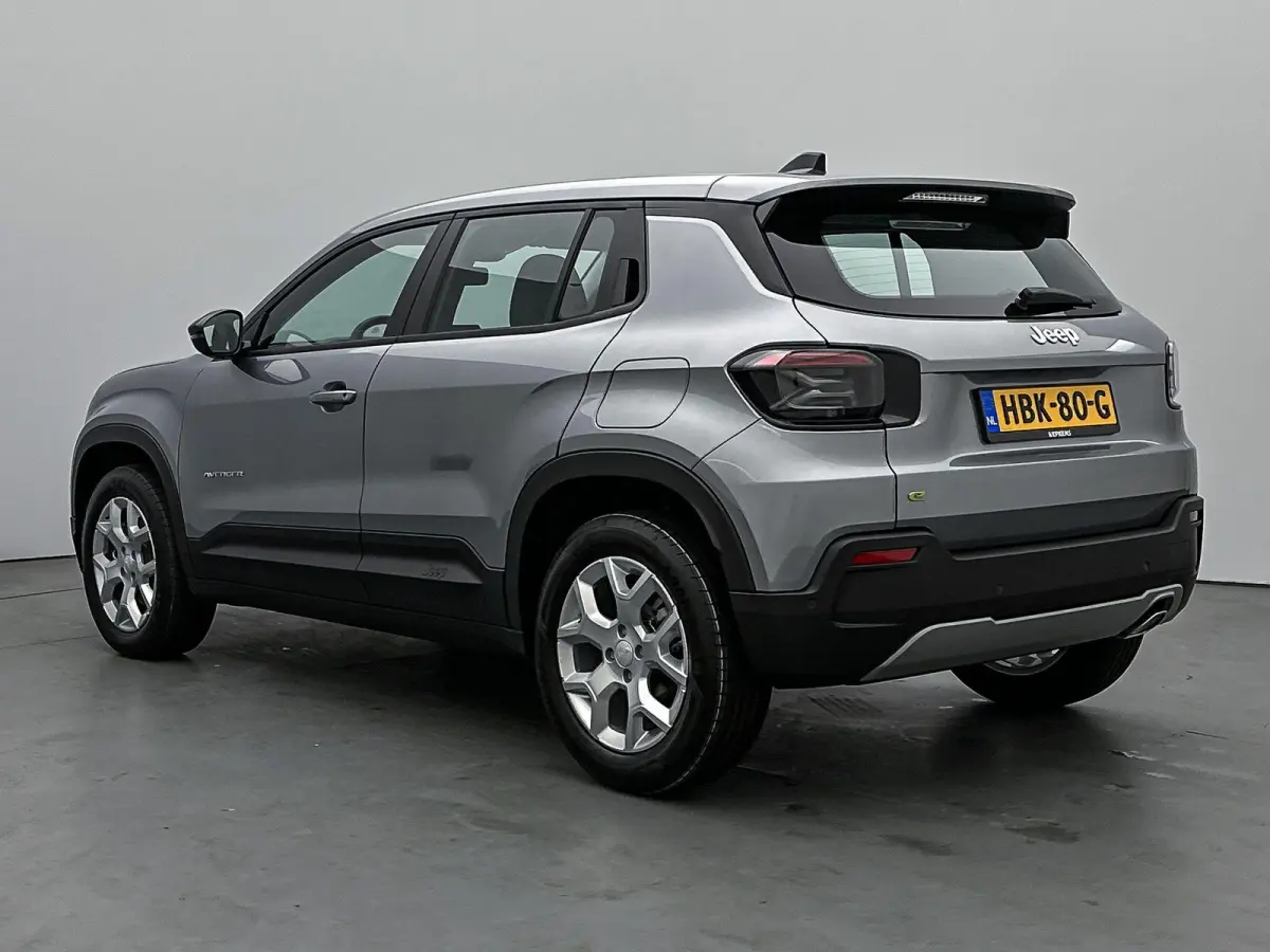 SUV Altitude 100 pk Automaat | Navigatie via Apple Carplay/Android Auto | Parkeersensoren Achter | LED Koplampen | Kunstlederen Bekleding | Volledig Digitaal Instrumentenpaneel | Climate Con