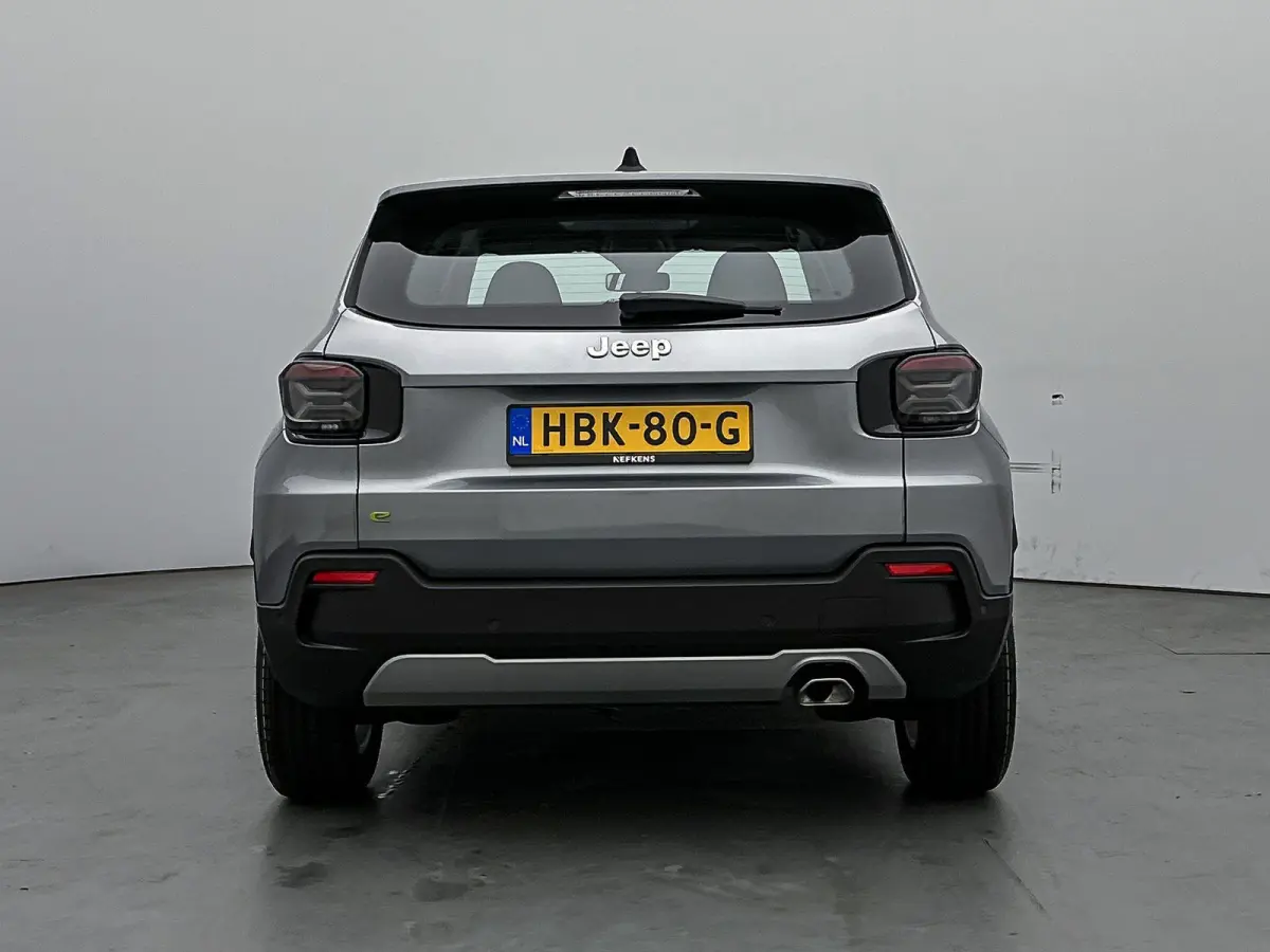 SUV Altitude 100 pk Automaat | Navigatie via Apple Carplay/Android Auto | Parkeersensoren Achter | LED Koplampen | Kunstlederen Bekleding | Volledig Digitaal Instrumentenpaneel | Climate Con
