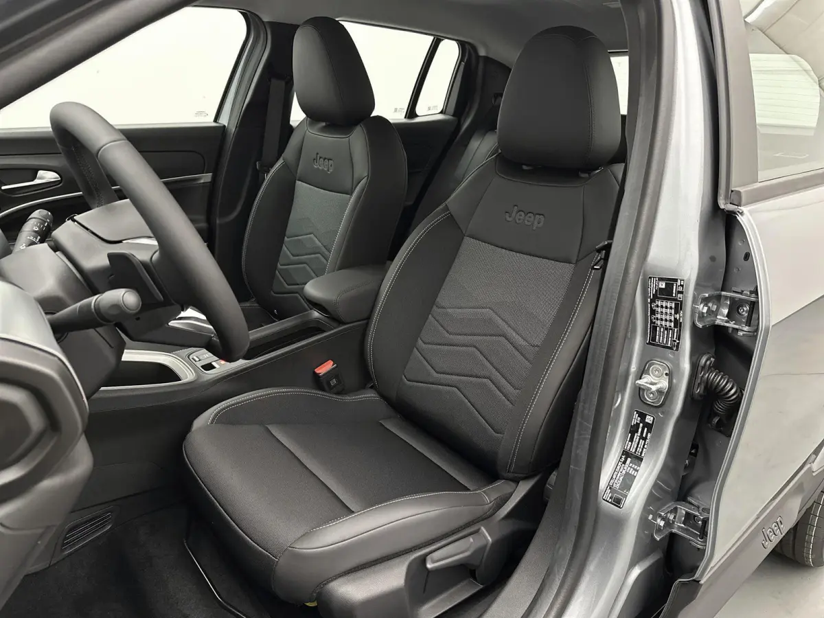 SUV Altitude 100 pk Automaat | Navigatie via Apple Carplay/Android Auto | Parkeersensoren Achter | LED Koplampen | Kunstlederen Bekleding | Volledig Digitaal Instrumentenpaneel | Climate Con