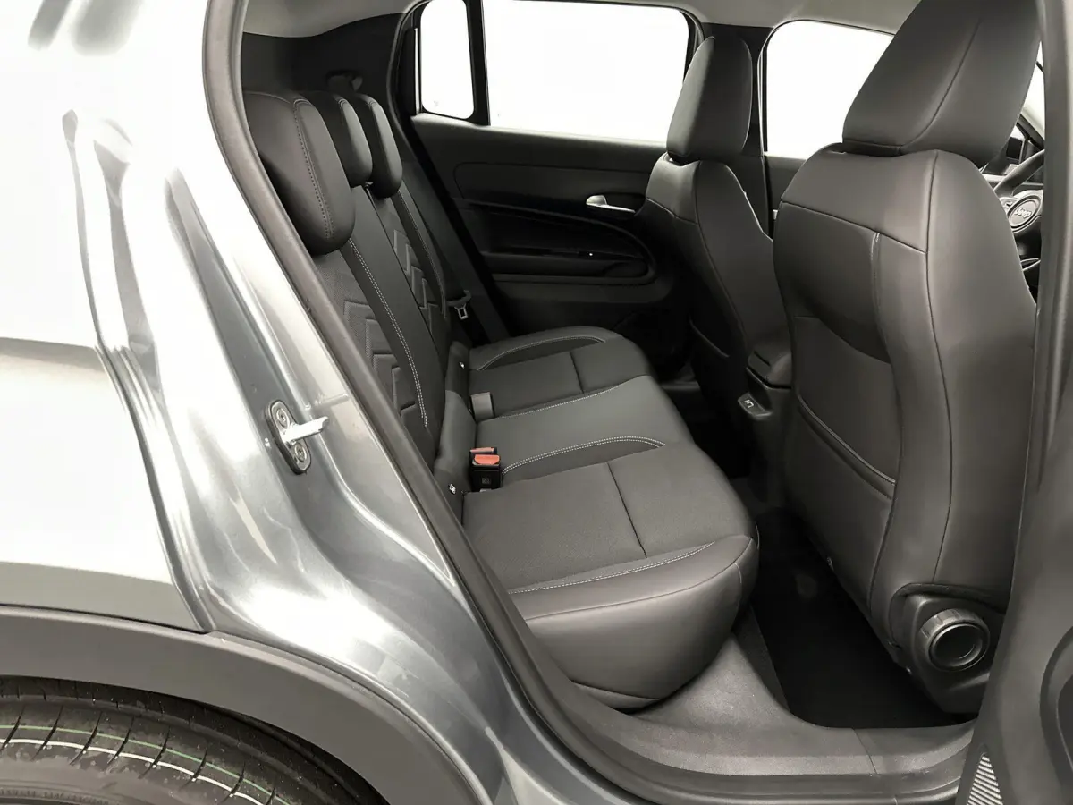 SUV Altitude 100 pk Automaat | Navigatie via Apple Carplay/Android Auto | Parkeersensoren Achter | LED Koplampen | Kunstlederen Bekleding | Volledig Digitaal Instrumentenpaneel | Climate Con