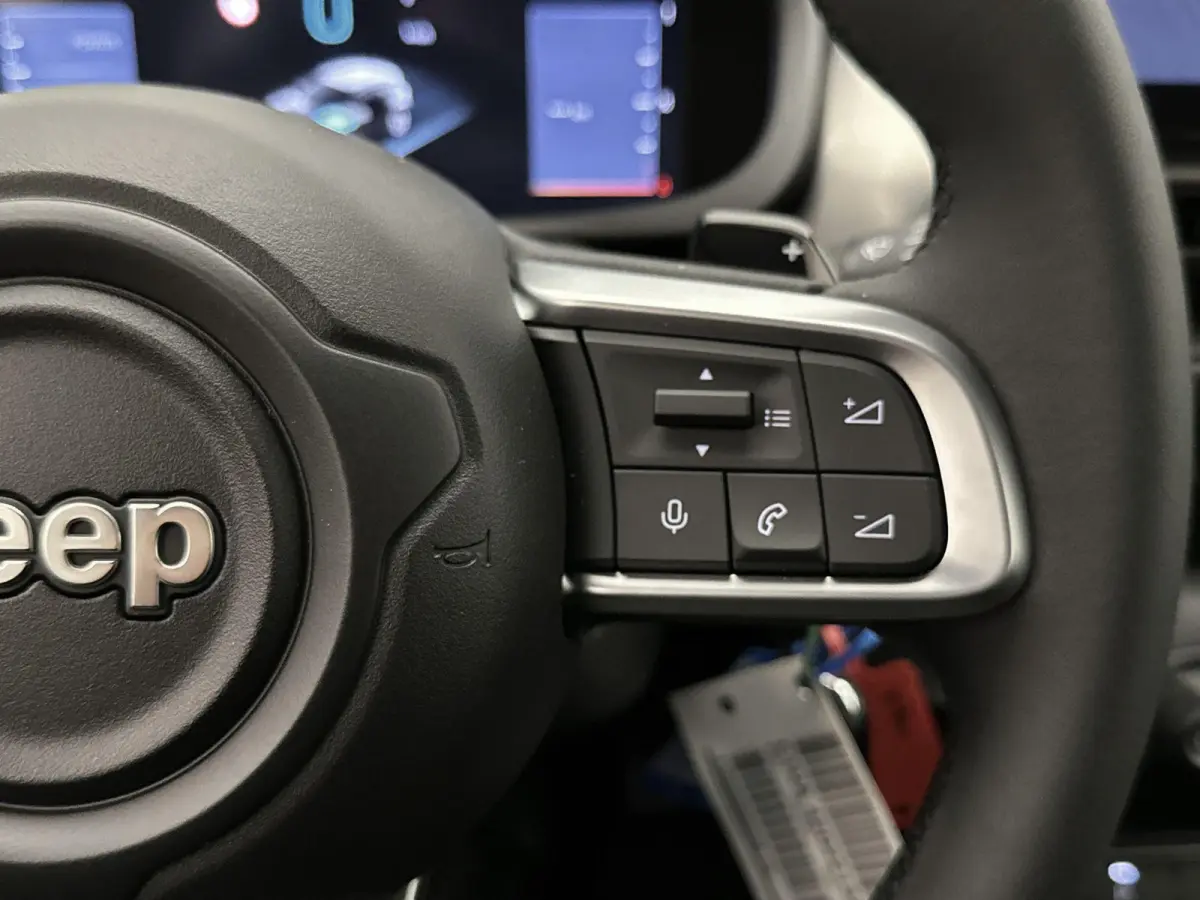 SUV Altitude 100 pk Automaat | Navigatie via Apple Carplay/Android Auto | Parkeersensoren Achter | LED Koplampen | Kunstlederen Bekleding | Volledig Digitaal Instrumentenpaneel | Climate Con