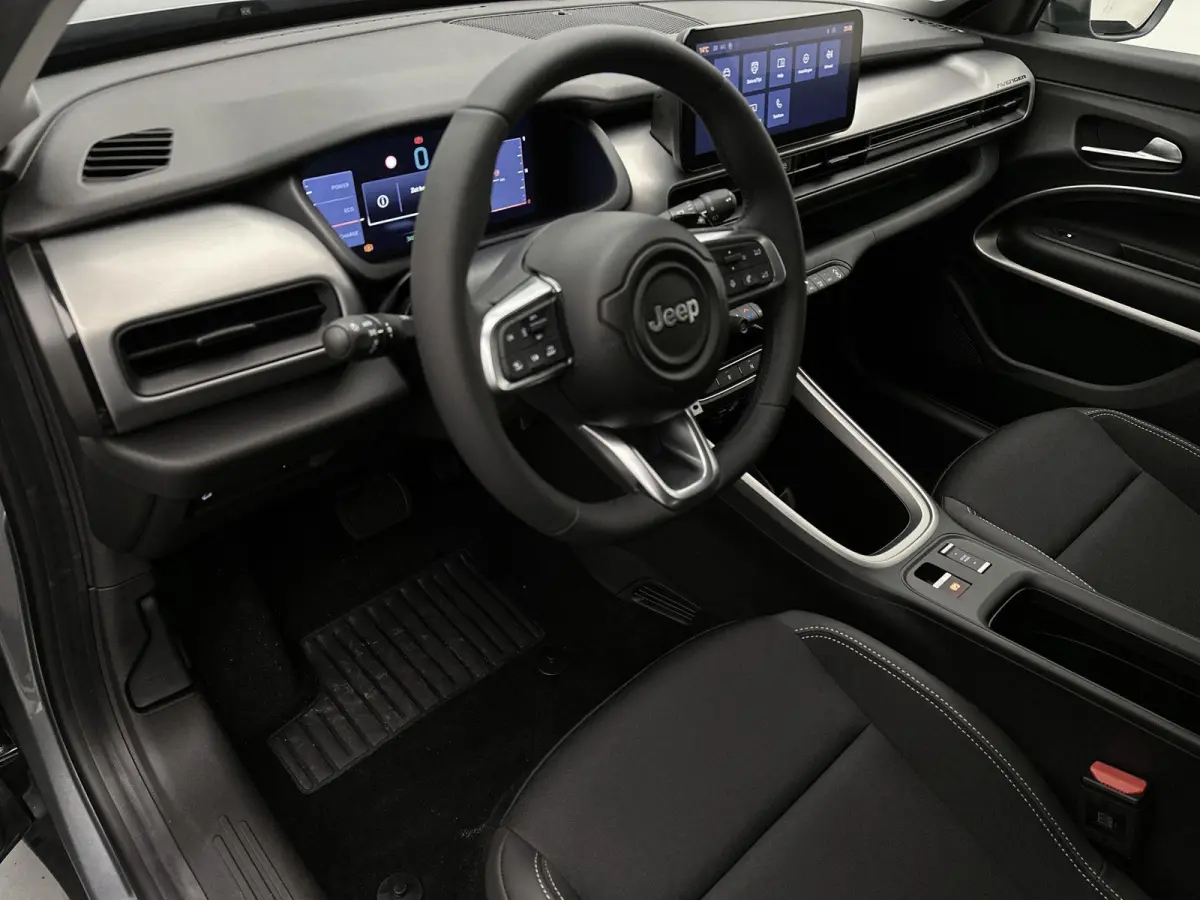 SUV Altitude 100 pk Automaat | Navigatie via Apple Carplay/Android Auto | Parkeersensoren Achter | LED Koplampen | Kunstlederen Bekleding | Volledig Digitaal Instrumentenpaneel | Climate Con
