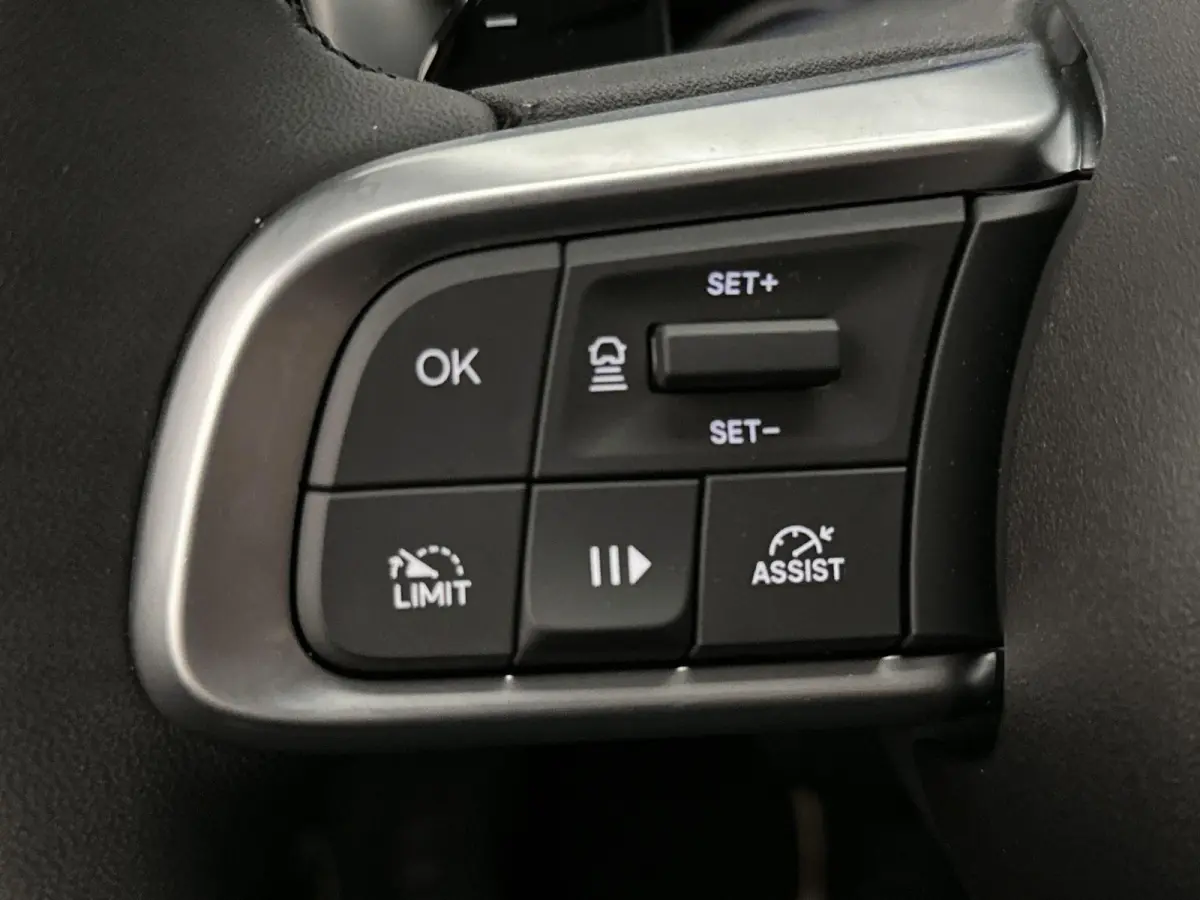 SUV Altitude 100 pk Automaat | Navigatie via Apple Carplay/Android Auto | Parkeersensoren Achter | LED Koplampen | Kunstlederen Bekleding | Volledig Digitaal Instrumentenpaneel | Climate Con