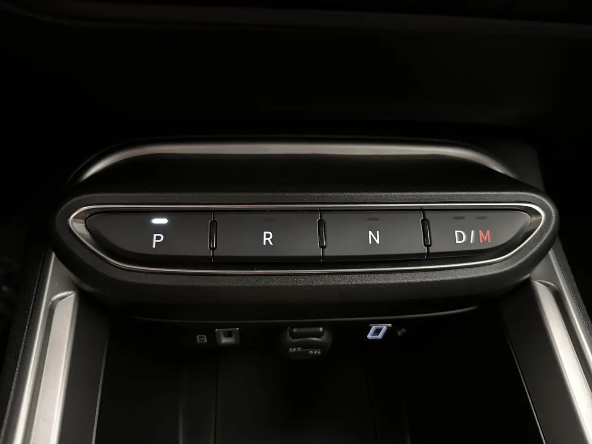 SUV Altitude 100 pk Automaat | Navigatie via Apple Carplay/Android Auto | Parkeersensoren Achter | LED Koplampen | Kunstlederen Bekleding | Volledig Digitaal Instrumentenpaneel | Climate Con