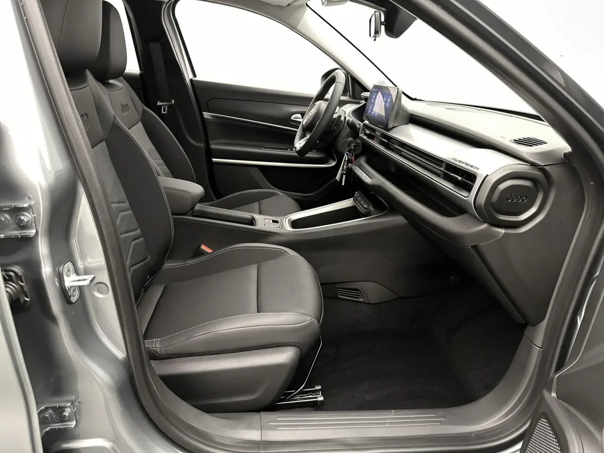SUV Altitude 100 pk Automaat | Navigatie via Apple Carplay/Android Auto | Parkeersensoren Achter | LED Koplampen | Kunstlederen Bekleding | Volledig Digitaal Instrumentenpaneel | Climate Con