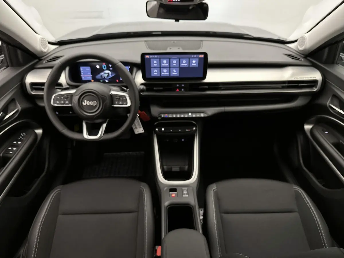 SUV Altitude 100 pk Automaat | Navigatie via Apple Carplay/Android Auto | Parkeersensoren Achter | LED Koplampen | Kunstlederen Bekleding | Volledig Digitaal Instrumentenpaneel | Climate Con