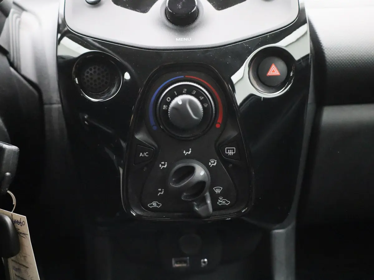 1.0 VTi Feel | AIRCO | BLUETOOTH | SPEED LIMITER | MULTIFUNCTIONEEL STUURWIEL |