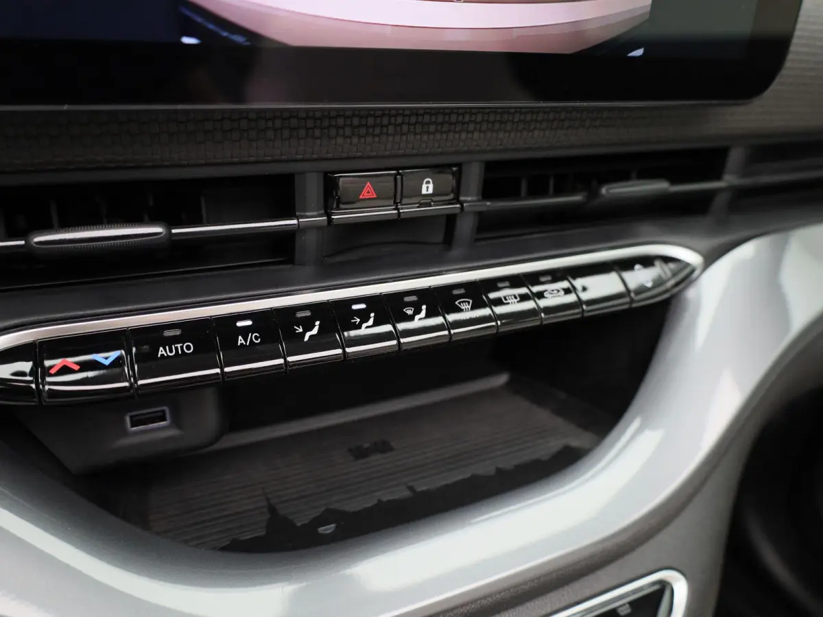42 kWh La Prima | ACHTERUITRIJCAMERA | APPLE CARPLAY - ANDROID AUTO | LEDER | STOELVERWARMING | CLIMATE CONTROL | ADAPTIVE CRUISE CONTROL |
