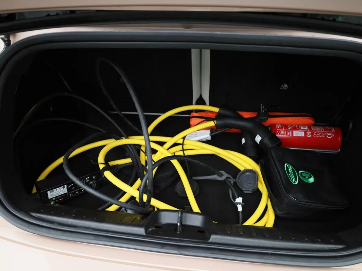42 kWh La Prima | ACHTERUITRIJCAMERA | APPLE CARPLAY - ANDROID AUTO | LEDER | STOELVERWARMING | CLIMATE CONTROL | ADAPTIVE CRUISE CONTROL |