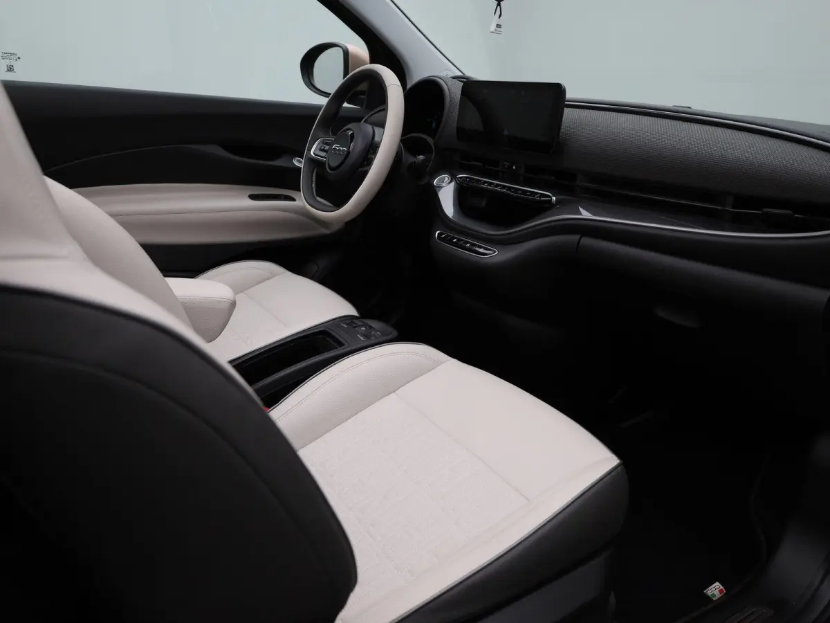 42 kWh La Prima | ACHTERUITRIJCAMERA | APPLE CARPLAY - ANDROID AUTO | LEDER | STOELVERWARMING | CLIMATE CONTROL | ADAPTIVE CRUISE CONTROL |