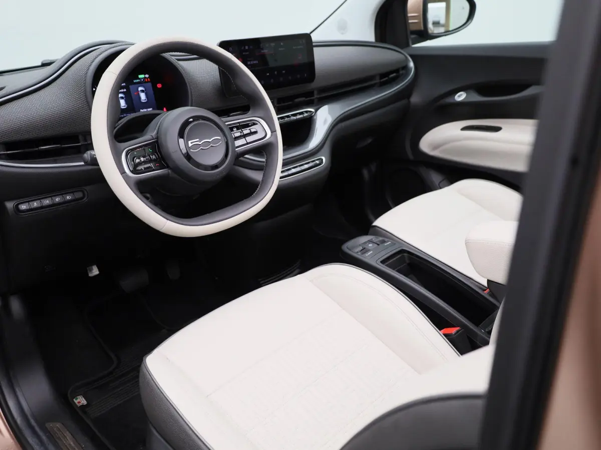 42 kWh La Prima | ACHTERUITRIJCAMERA | APPLE CARPLAY - ANDROID AUTO | LEDER | STOELVERWARMING | CLIMATE CONTROL | ADAPTIVE CRUISE CONTROL |