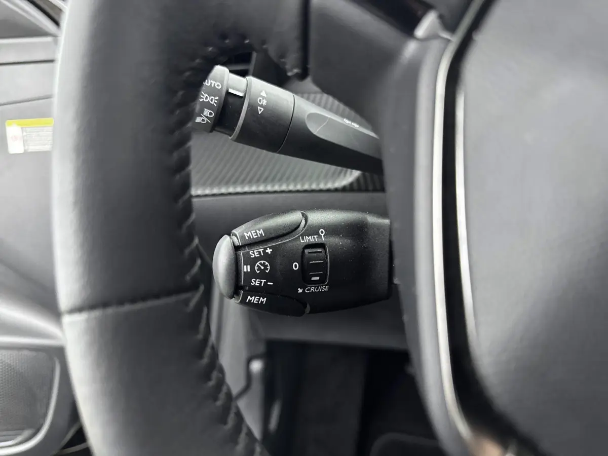 136 pk 50 kWH EV Allure Pack | ACCU 93% | Navigatie | Camera | Carplay | Achter Ramen Getint |