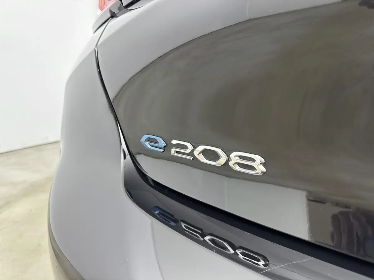 136 pk 50 kWH EV Allure Pack | ACCU 93% | Navigatie | Camera | Carplay | Achter Ramen Getint |