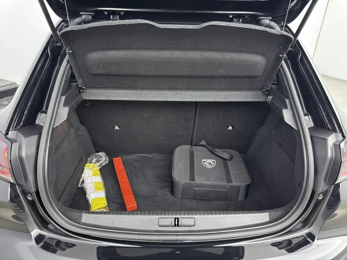 136 pk 50 kWH EV Allure Pack | ACCU 93% | Navigatie | Camera | Carplay | Achter Ramen Getint |