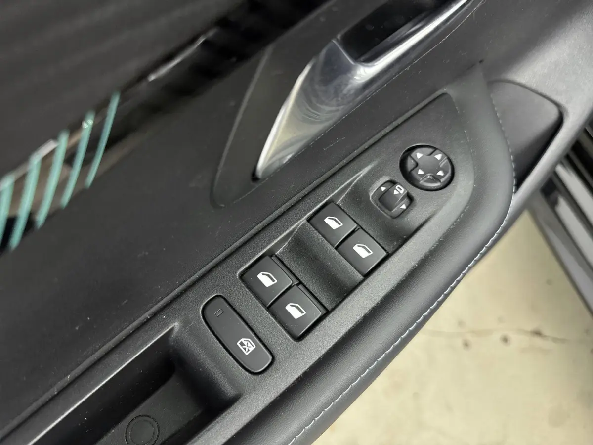 136 pk 50 kWH EV Allure Pack | ACCU 93% | Navigatie | Camera | Carplay | Achter Ramen Getint |