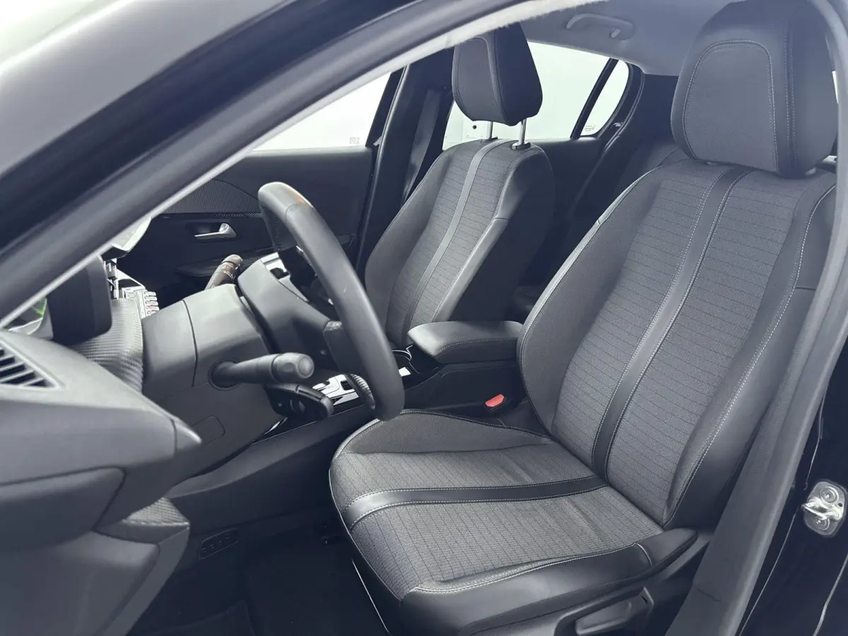 136 pk 50 kWH EV Allure Pack | ACCU 93% | Navigatie | Camera | Carplay | Achter Ramen Getint |
