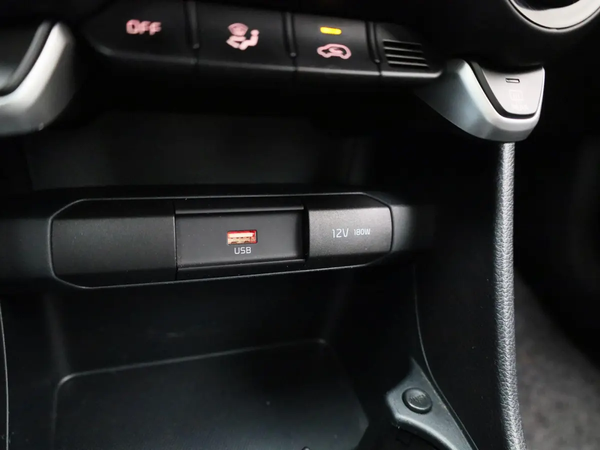 1.0 DPi DynamicPlusLine | ACHTERUITRIJCAMERA | APPLE CARPLAY - ANDROID AUTO | AIRCO | MULTIFUNCTIONEEL STUURWIEL |