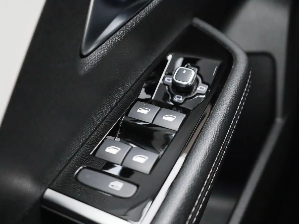 1.2 Business Elegance | WORDT VERWACHT | AUTOMAAT | ACHTERUITRIJCAMERA | APPLE CARPLAY - ANDROID AUTO | STOELVERWARMING | STUURWIELVERWARMING | CLIMATE CONTROL | ADAPTIVE CRUISE CONTROL |
