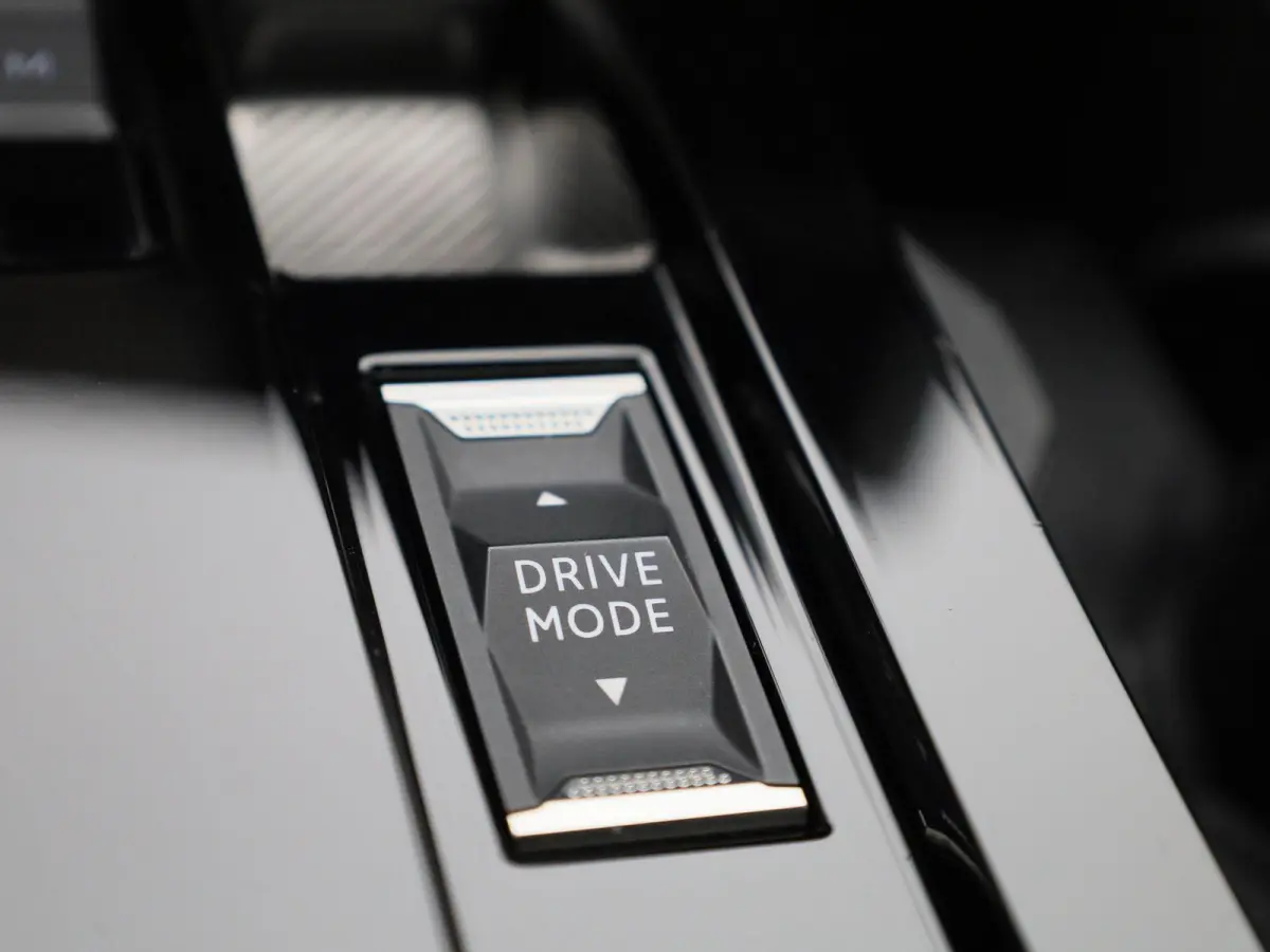 1.2 Business Elegance | WORDT VERWACHT | AUTOMAAT | ACHTERUITRIJCAMERA | APPLE CARPLAY - ANDROID AUTO | STOELVERWARMING | STUURWIELVERWARMING | CLIMATE CONTROL | ADAPTIVE CRUISE CONTROL |