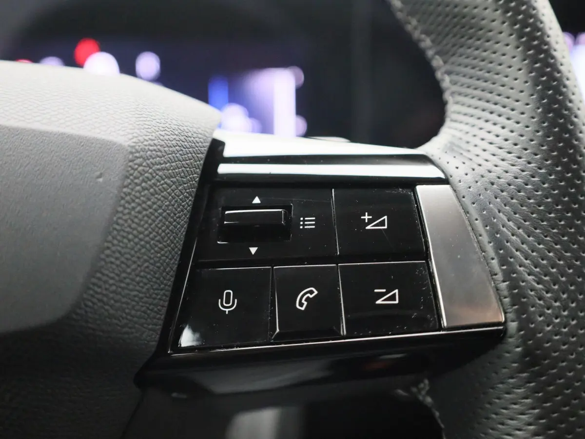 1.2 Business Elegance | WORDT VERWACHT | AUTOMAAT | ACHTERUITRIJCAMERA | APPLE CARPLAY - ANDROID AUTO | STOELVERWARMING | STUURWIELVERWARMING | CLIMATE CONTROL | ADAPTIVE CRUISE CONTROL |