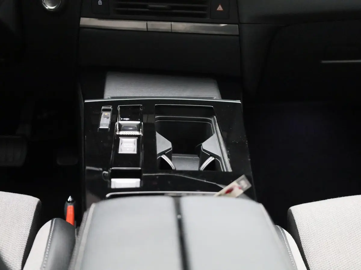 1.2 Business Elegance | WORDT VERWACHT | AUTOMAAT | ACHTERUITRIJCAMERA | APPLE CARPLAY - ANDROID AUTO | STOELVERWARMING | STUURWIELVERWARMING | CLIMATE CONTROL | ADAPTIVE CRUISE CONTROL |