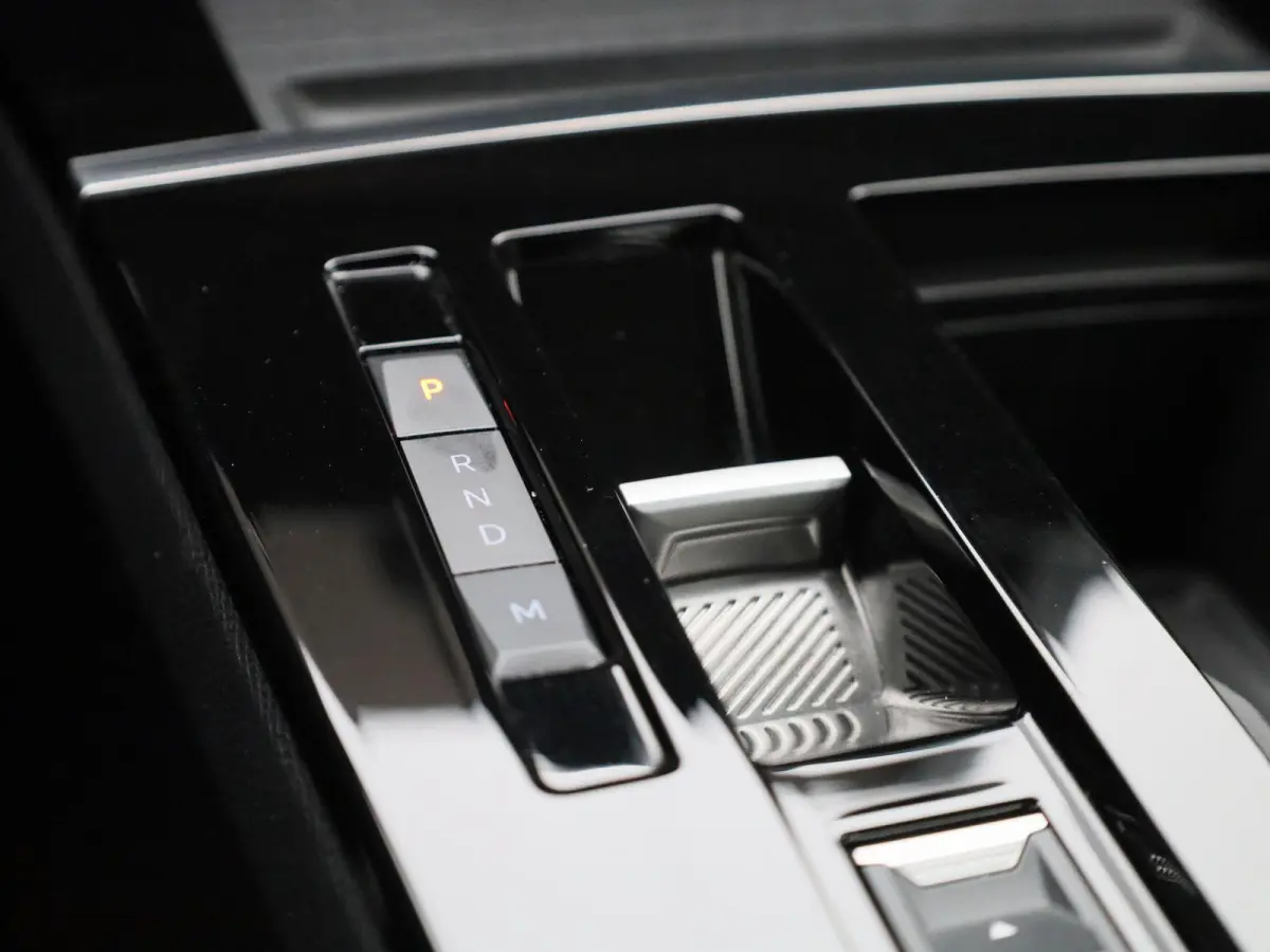 1.2 Business Elegance | WORDT VERWACHT | AUTOMAAT | ACHTERUITRIJCAMERA | APPLE CARPLAY - ANDROID AUTO | STOELVERWARMING | STUURWIELVERWARMING | CLIMATE CONTROL | ADAPTIVE CRUISE CONTROL |